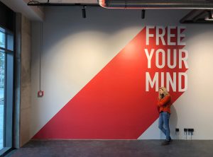 XXL Wandtattoo "Free Your Mind" bei Design Offices in Erlangen
