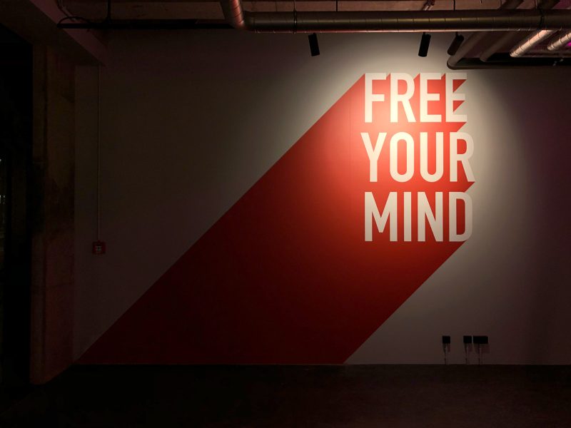 XXL Wandtattoo mit gezielter Beleuchtung auf den Schriftzug "Free Your Mind"