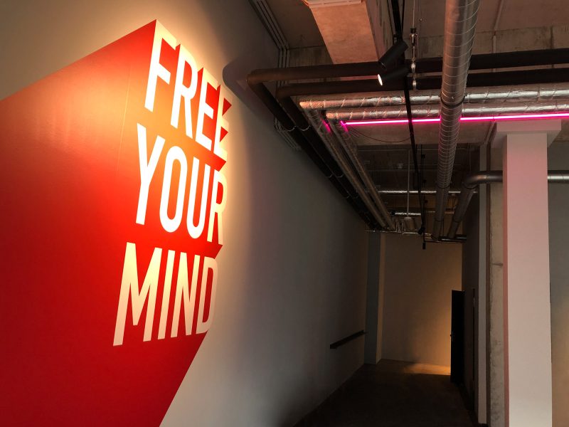 XXL Wandtattoo mit gezielter Beleuchtung auf den Schriftzug "Free Your Mind"