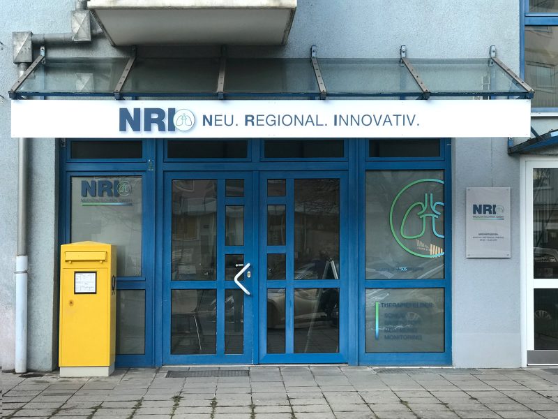 Ladenfolierung - Schaufenster und Schilder mit neuer Beklebung für NRI