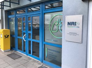 Ladenfolierung - Schaufenster und Schild mit neuer Beklebung für NRI