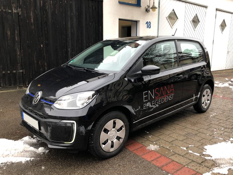 Fahrzeugbeschriftung - Schräge Seitenansicht eines frisch folierten e-Up für Ensana