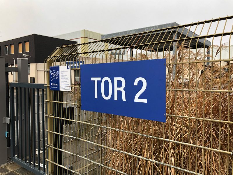 Schilder - Tor 1 Schild an einem Zaun bei Staedtler