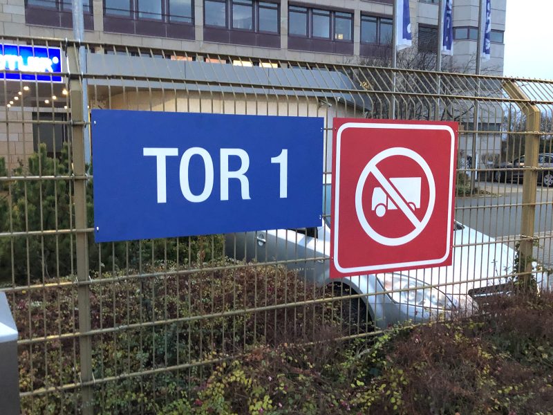 Schilder - Tor 2 Schild und LKW-Parkverbotsschild an einem Zaun bei Staedtler