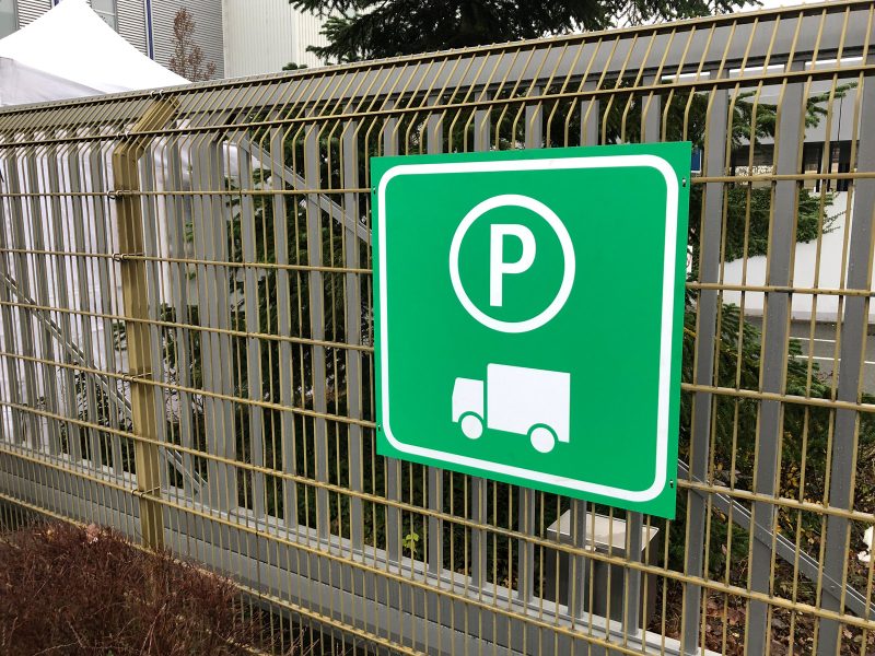 Schilder - LKW Parkplatzschild an einem Zaun bei Staedtler
