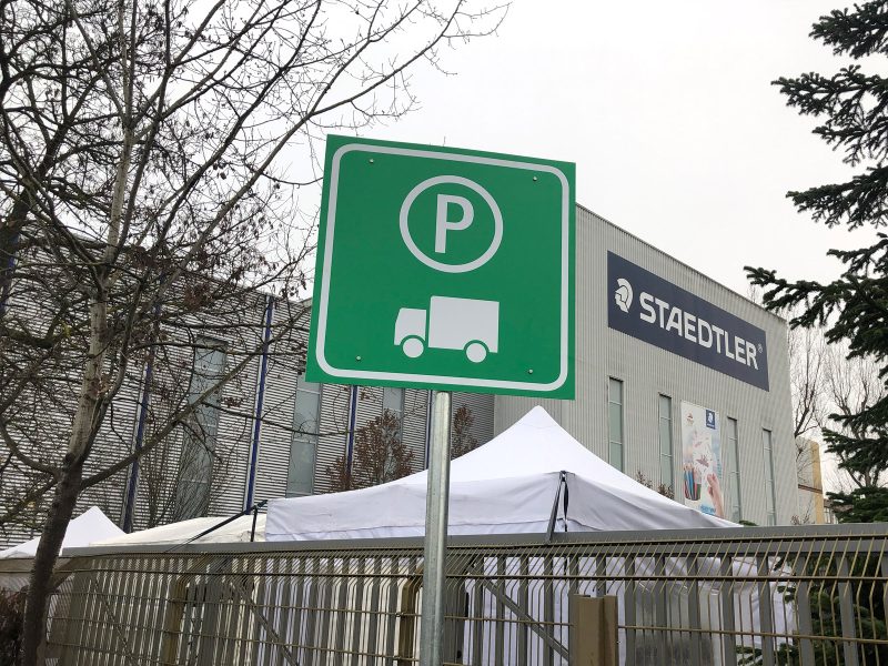Schilder - LKW Parkplatzschild an einer Stange bei Staedtler