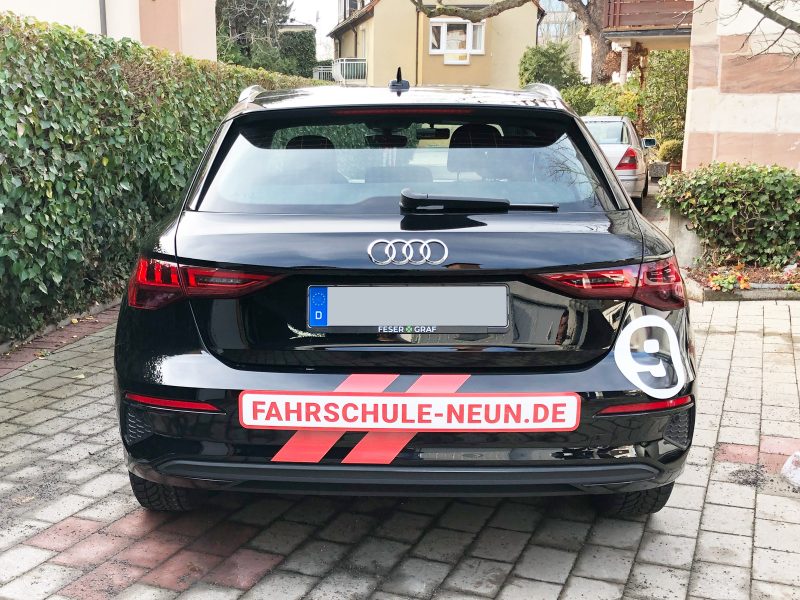 Fahrzeugbeklebung - Heckansicht eines neu folierten Audi A3 für Fahrschulde 9