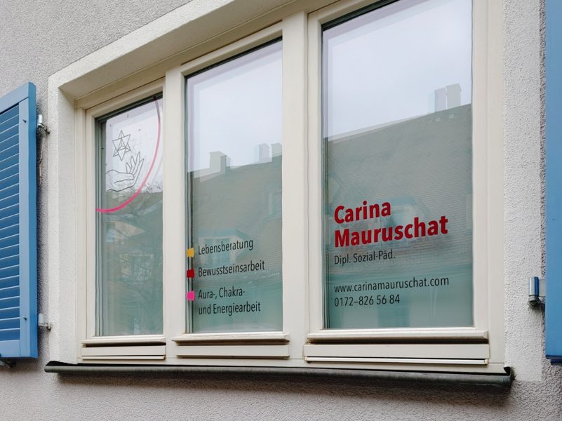 Schaufensterbeschriftung der drei Fenster in Erlangen von Carina Mauruschat (schräge Seitenansicht)
