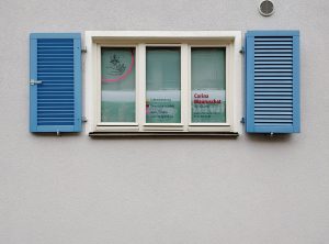 Schaufensterbeschriftung der drei Fenster in Erlangen von Carina Mauruschat
