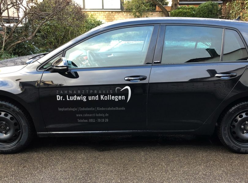 Fahrzeugbeschriftung - Fahrertüre mit der neuen Beschriftung von Dr. Ludwig