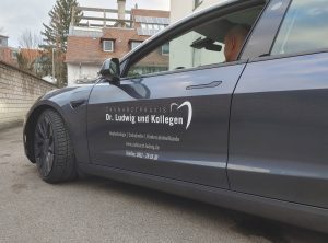 Fahrzeugbeklebung - Nahaufnahme der Türe eines T3 für Zahnarzt Dr. Ludwig