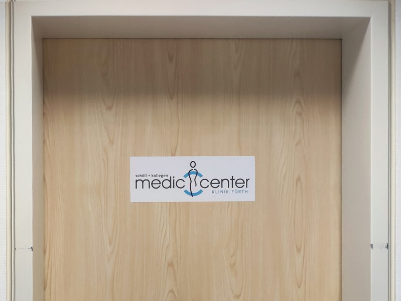 Türaufkleber - Beschilderung an einer Praxistüre für das Medic Center im Klinikum Fürth