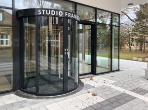 Folierung und Beschilderung - Eingangstüre und Eingangsfront mit Durchlaufschutz und Firmenbeschilderung von außen fotografiert