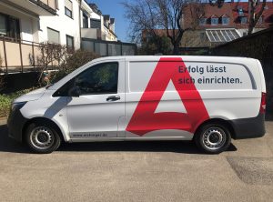 Fahrzeugbeklebung - Seitenansicht eines weißen Mercedes Vito mit neuer Folierung für Aichinger