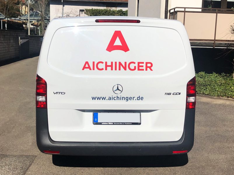 Fahrzeugbeklebung - Heckansicht eines weißen Mercedes Vito mit neuer Folierung für Aichinger