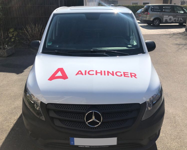 Fahrzeugbeklebung - Frontansicht eines weißen Mercedes Vito mit neuer Folierung für Aichinger