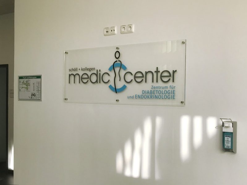 Sichtschutz und Beschilderung - Plaxiglasschild mit bedruckter Aufschrift für Medic Center