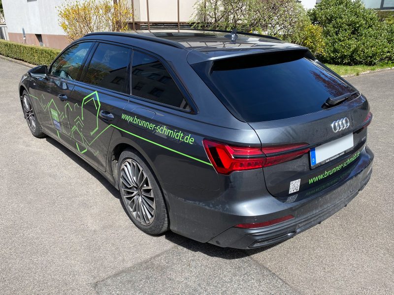 Schräge Heckansicht der neuen Fahrzeugfolierung für Brunner und Schmidt auf einem Audi A6 quattro