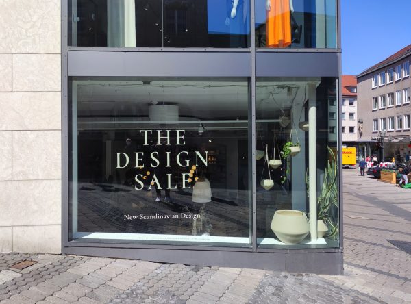 Schaufensterbeschriftung "The Design Sale" für Bolias Schaufenster in der Nürnberger Innenstadt
