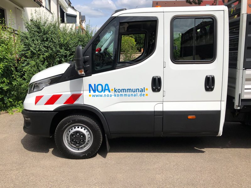 Seitenansicht der Fahrzeugfolierung für NOA Kommunal