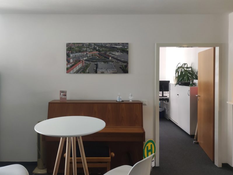 Bilder - Montiertes Bild aus der Nähe über einem Klavier in den Büroräumen von PB Consult