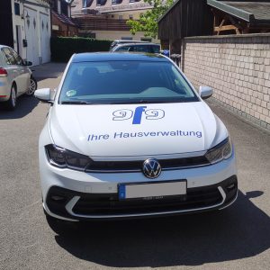 Fahrzeugbeschriftung - Frontansicht des frisch folierten weißen Polo für gfg