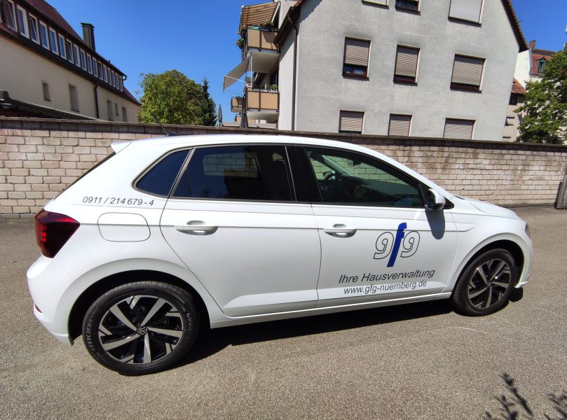 Fahrzeugbeschriftung - Seitenansicht des frisch folierten weißen Polo für gfg