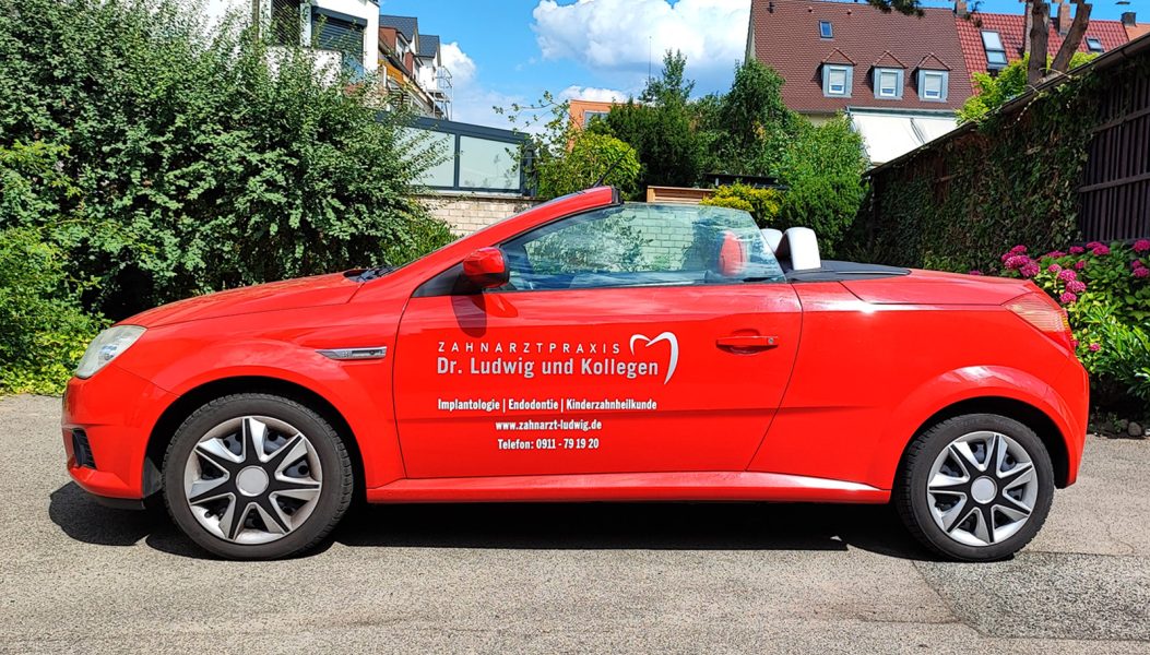 Flottenbeschriftung - Seitenansicht eines roten frisch folierten Opel Tigra für Zahnarzt Ludwig