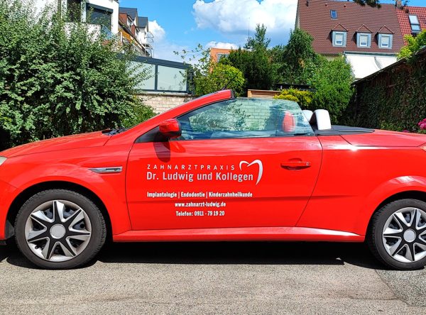 Flottenbeschriftung - Seitenansicht eines roten frisch folierten Opel Tigra für Zahnarzt Ludwig