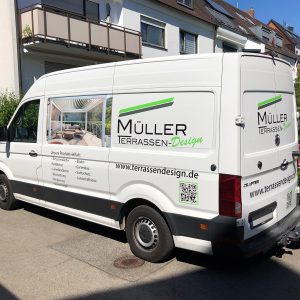 Fahrzeugfolierung - Schräge Seiten- und Heckansicht des Crafters mit der neuen Folierung für Müller Terrassendesign