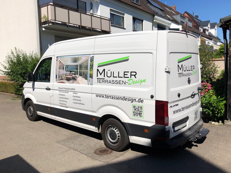 Fahrzeugfolierung - Schräge Seiten- und Heckansicht des Crafters mit der neuen Folierung für Müller Terrassendesign
