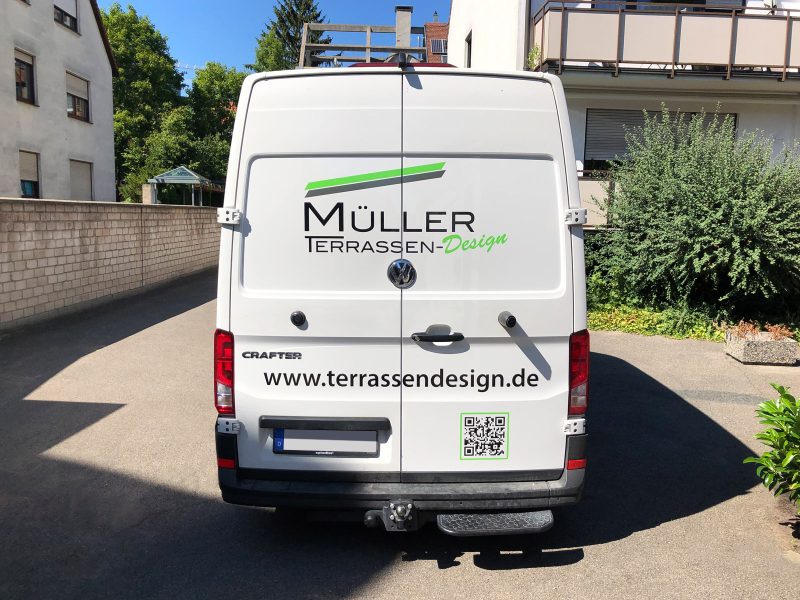 Fahrzeugfolierung - Heckansicht des Crafters mit der neuen Folierung für Müller Terrassendesign