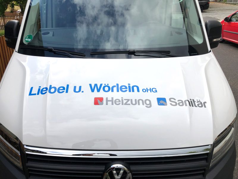 Fahrzeugbeklebung - Frontansicht mit eines weißen Crafter mit neuer Folierung für Liebel und Wörlein