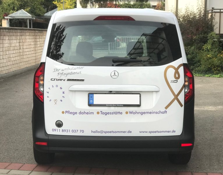 Fahrzeugfolierung - Heckansicht eines Mercedes Citan mit neuer Fahrzeugbgeklebung für den Spätsommer Pflegedienst