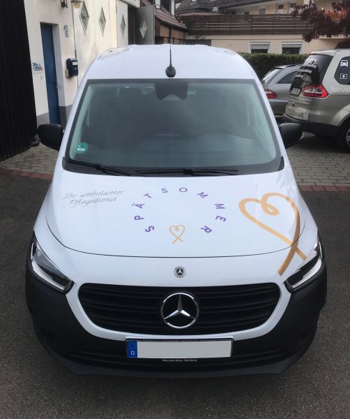 Fahrzeugfolierung - Frontansicht eines Mercedes Citan mit neuer Fahrzeugbgeklebung für den Spätsommer Pflegedienst