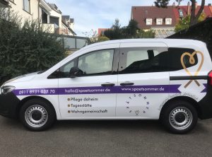 Fahrzeugfolierung - Seitenansicht eines Mercedes Citan mit neuer Fahrzeugbgeklebung für den Spätsommer Pflegedienst