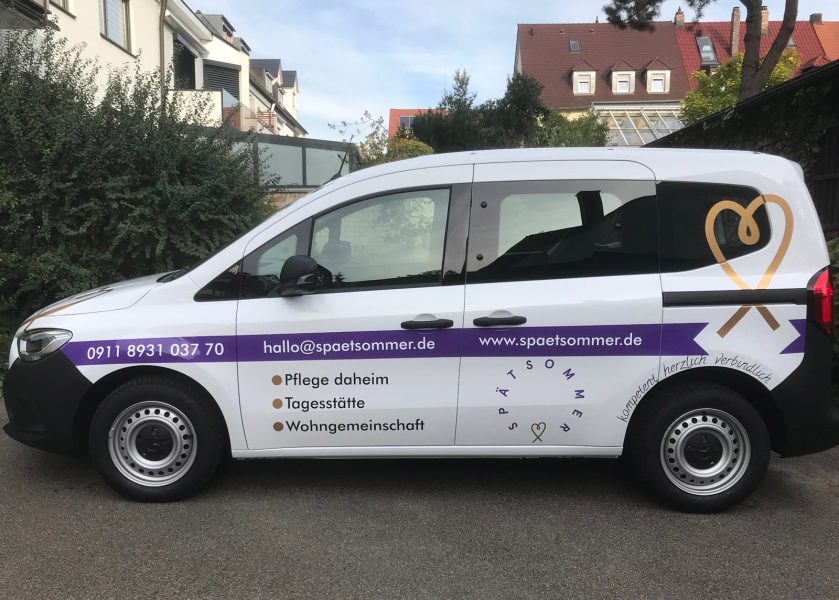 Fahrzeugfolierung - Seitenansicht eines Mercedes Citan mit neuer Fahrzeugbgeklebung für den Spätsommer Pflegedienst