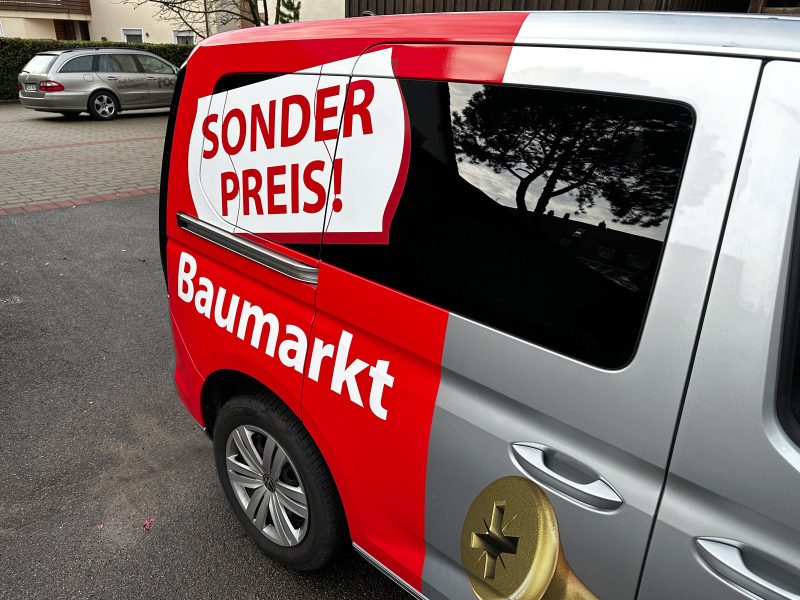 Reparaturfolierung - Beifahreransicht eines silbernen VW Caddy mit neuer Folienbeschriftung für Sonderpreis Baumarkt