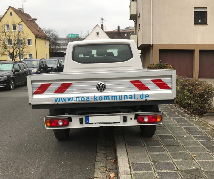 Fahrzeugfolierung - Heckansicht eines neu folierten weißen VW T6 für NOA kommunal