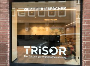 Schaufensterbeschriftung - mit dem Logo von Trisor