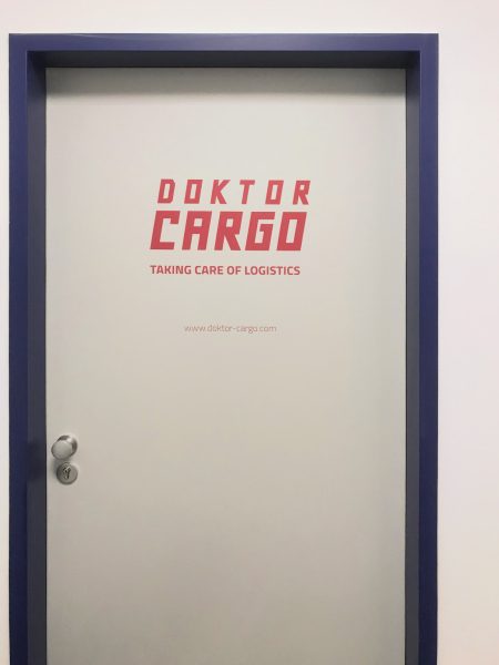 Schilder - Türbeklebung mit dem Doktor Cargo Logo