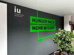 Campusfolierung an der IU in Nürnberg - Wandbeschriftung mit Folie