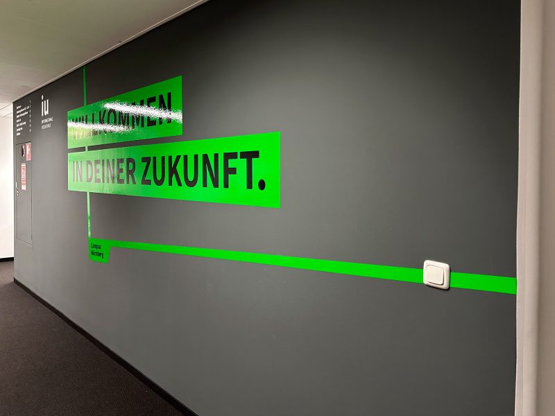 Campusfolierung an der IU in Nürnberg - Wandbeschriftung mit Folie