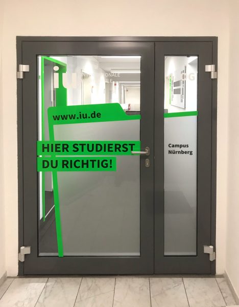 Campusfolierung an der IU in Nürnberg - Folierte Türe mit Glasdekor und Folienbeschriftung in neongrün