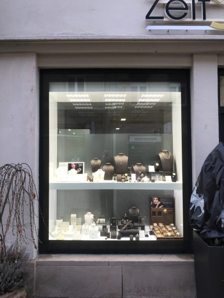 Schmuckvitrinen-Folierung - Schaufenster mit Glasdekorrahmen für den Juwelier Zeitschleife in Fürth