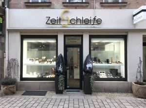 Schmuckvitrinen-Folierung - Komplettansicht des Juweliergeschäftes Zeitschleife in Fürth