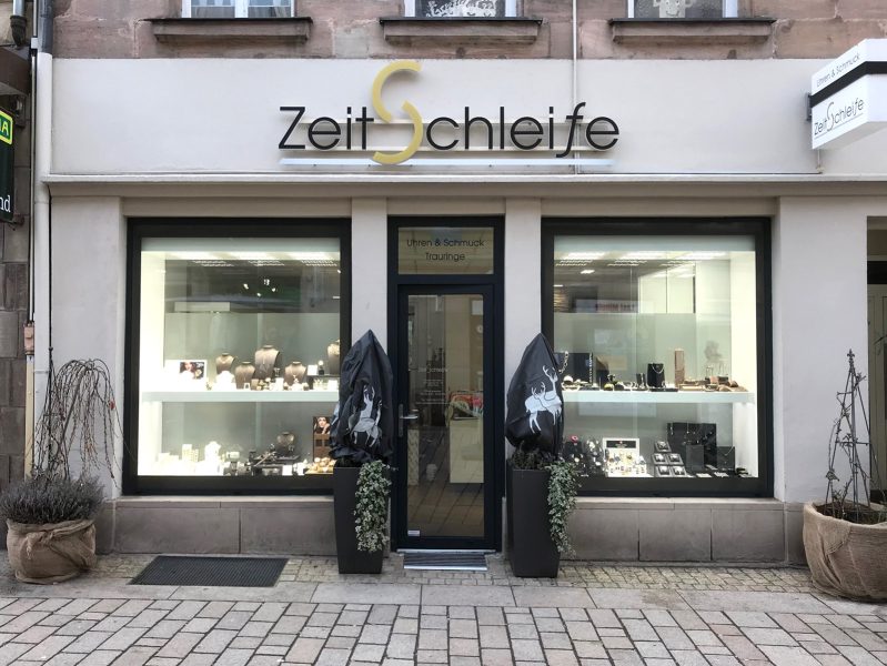 Schmuckvitrinen-Folierung - Komplettansicht des Juweliergeschäftes Zeitschleife in Fürth