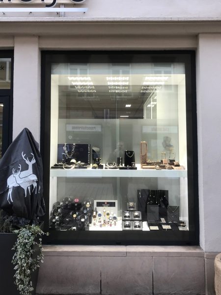Schmuckvitrinen-Folierung - Schaufenster mit Glasdekorrahmen für den Juwelier Zeitschleife in Fürth