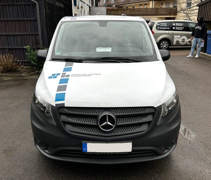 Fahrzeugbeklebung - Frontansicht mit frischer Beklebung auf einem weißen Mercedes Vito für den Fliesenleger Sebastian Leistner aus Nürnberg