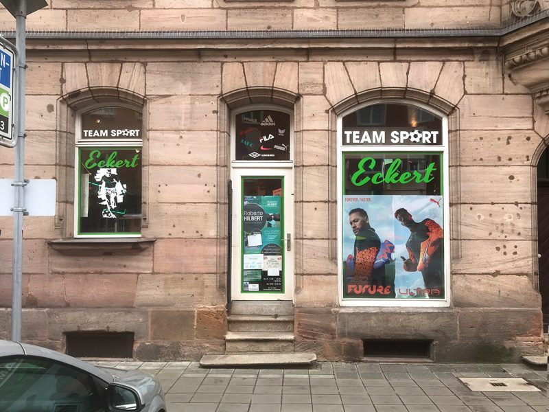 Ladenfront von Team Sport Eckert mit neuer Schaufensterbeklebung